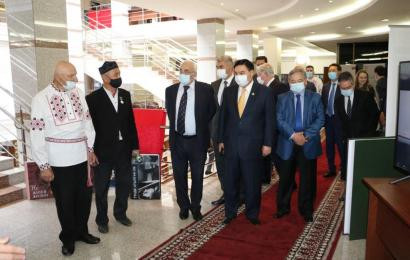 Chairman of the Board of the N. Nazarbayev Center for Development of Interfaith and Inter-civilization Dialogue Bulat Sarsenbayev visited the exhibition «Forest Song»