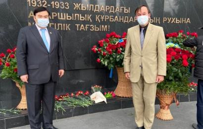 On the Day of Remembrance of the Victims of Political Repressions the Chairman of the Board of N. Nazarbayev Center Bulat Sarsenbayev laid flowers at the monument