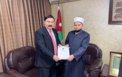 Chairman of the Board of N. Nazarbayev Center Bulat Sarsenbayev presented an invitation to VII Congress of Leaders of World and Traditional Religions to the Grand Mufti of Jordan Abdulkarim al-Khasawneh