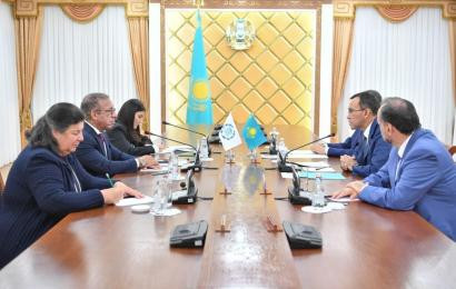 Маулен Ашимбаев провел двусторонние встречи с участниками VII Съезда религиозных лидеров