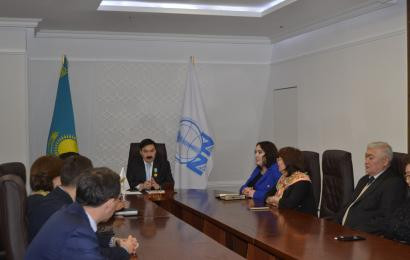 Председатель Правления Центра Н. Назарбаева Б. Сарсенбаев поздравил коллектив с Днем Республики