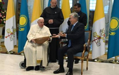 Президент Казахстана подарил Папе Римскому домбру