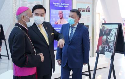 На площадке Центра Н. Назарбаева состоялось открытие второй международной фотовыставки «Путь мира и согласия», посвященной христианству