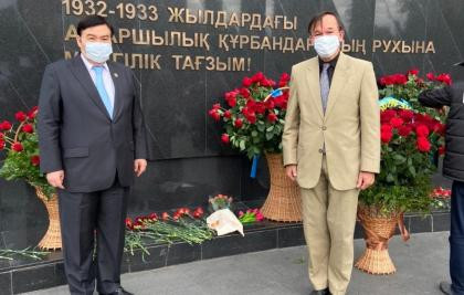 Н.Назарбаев орталығының Басқарма Төрағасы Болат Сәрсенбаев саяси қуғын-сүргін құрбандарын еске алу күнінде ескерткішке гүл шоқтарын қойды