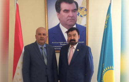 Н.Назарбаев Орталығының Басқарма Төрағасы Болат Сәрсенбаев Тәжікстанның Қазақстандағы Төтенше және Өкілетті Елшісі Хайрулла Ибодзодамен кездесу өткізді